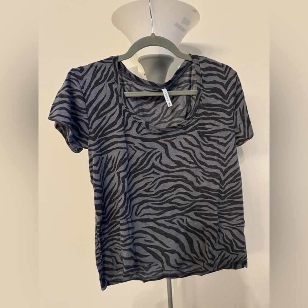 Zebra tee with a scoop neck